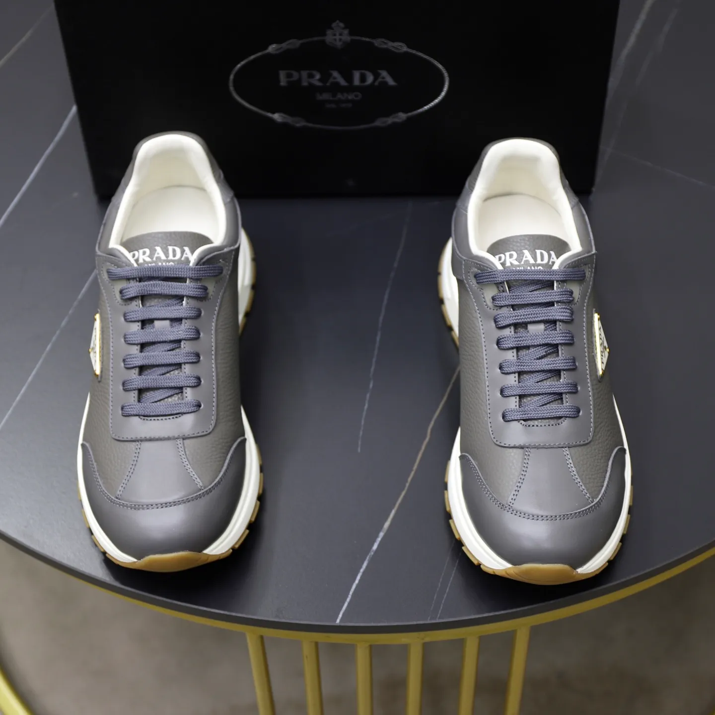Factory price: 740💰Top original order Brand: PRADA (Prada) Standard code: Men's size 38/44 (45 can be customized) Grade: Same as the official website Material: Original cowhide stitching imported cowhide lining Original combination two-color wear-resistant soft outsole Style category: Leisure and sports version Young fashion European and American trend British style Color: Real picture color